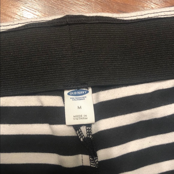 Old Navy Pencil skirt. Size Medium. Stretchy Material - Picture 2 of 6